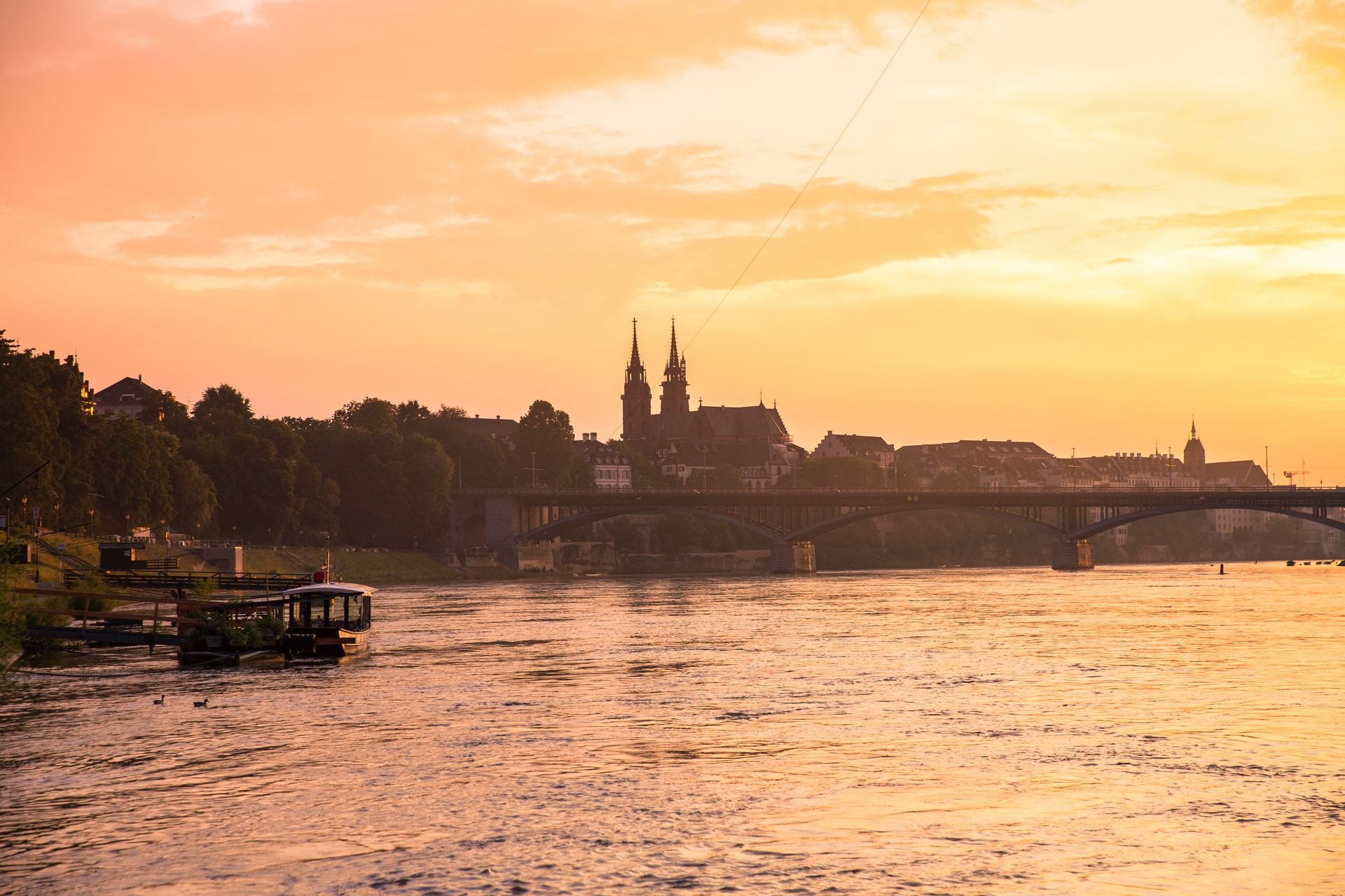 Der Rhein ist Lebensader und Naherholungsgebiet, er inspiriert die Menschen, das Geschehen und die Architektur der Stadt.
  ///  
The Rhine is the artery carrying the lifeblood of the city, it provides recreation, inspiration and has moulded the history and architecture of the city.