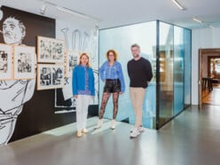 Anette Gehrig mit den beiden Podcasthosts Sophie und Samuel.