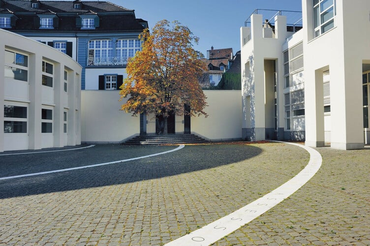 Das Kunstobjekt Rosshof-Hof von Hannes Vogel am Nadelberg in Grossbasel.