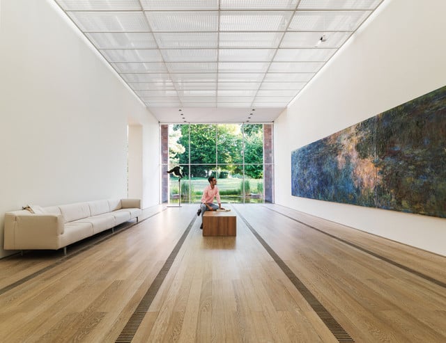 Die Fondation Beyeler in Riehen. Zentral ist ein Besucher zu sehen, welcher das Bild Le Bassin aux nymphéas von Claude Monet betrachtet.