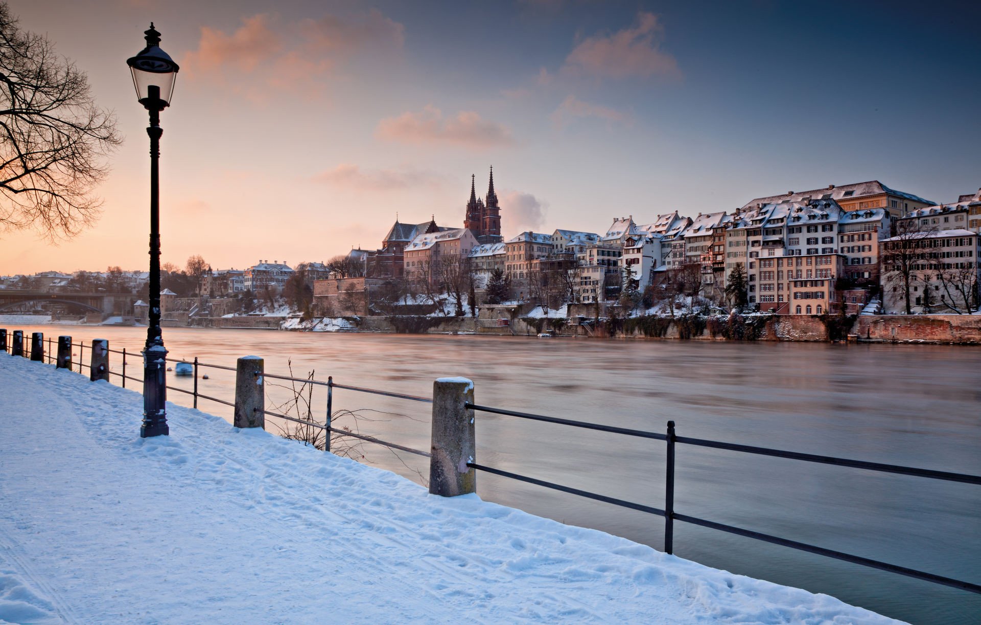 Blick vom Oberen Rheinweg auf den Rhein und das Basler Münster.
SWISS CITY BASELSchweiz. ganz natuerlich.Winterstimmung am Rheinufer mit Blick auf Altstadt und Kathedrale.Switzerland. get natural.Winter mood on the Rhine River with a view of old town and cathedral.Suisse. tout naturellement.Humeur d'hiver sur le Rhin avec une vue sur la vieille ville et la cathedrale.Copyright by: Switzerland Tourism - By-Line: swiss-image.ch / Jan Geerk