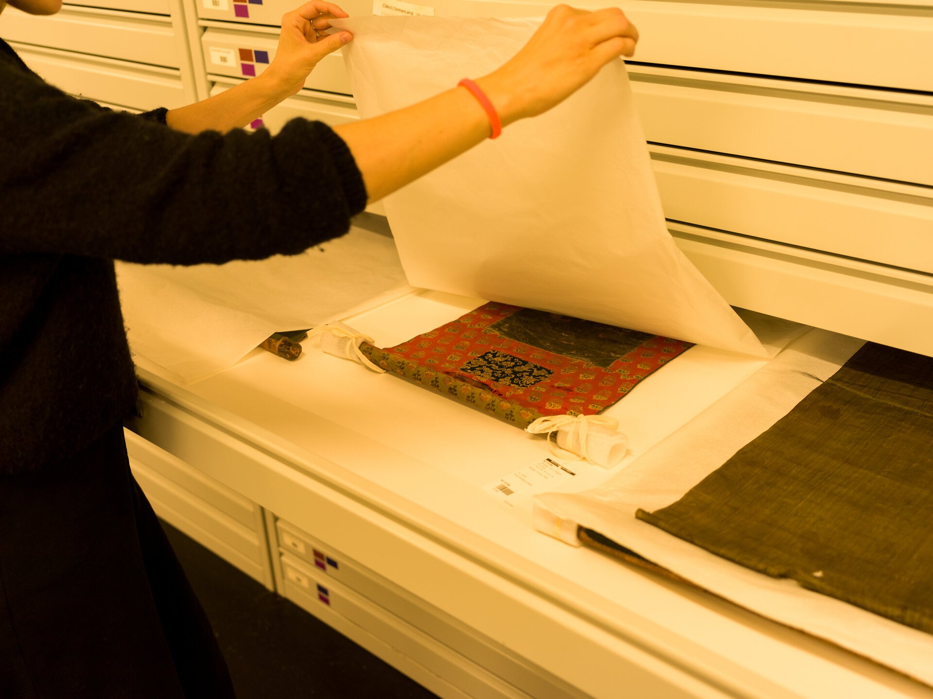 La conservazione e la manipolazione di tessili delicati richiedono particolare cura. © Basel Tourismus, Oz Jacob Tabib