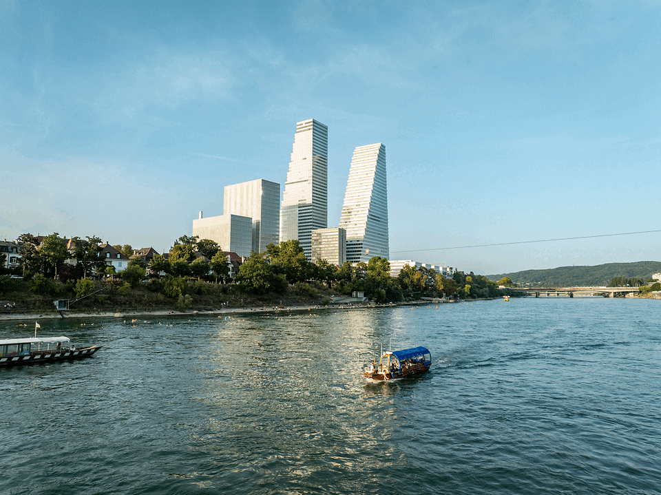 Fähre und Rheintaxi vor den Roche Türmen in Basel.