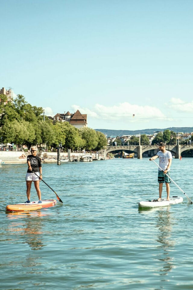 Stand Up Paddling auf dem Rhein in Basel.