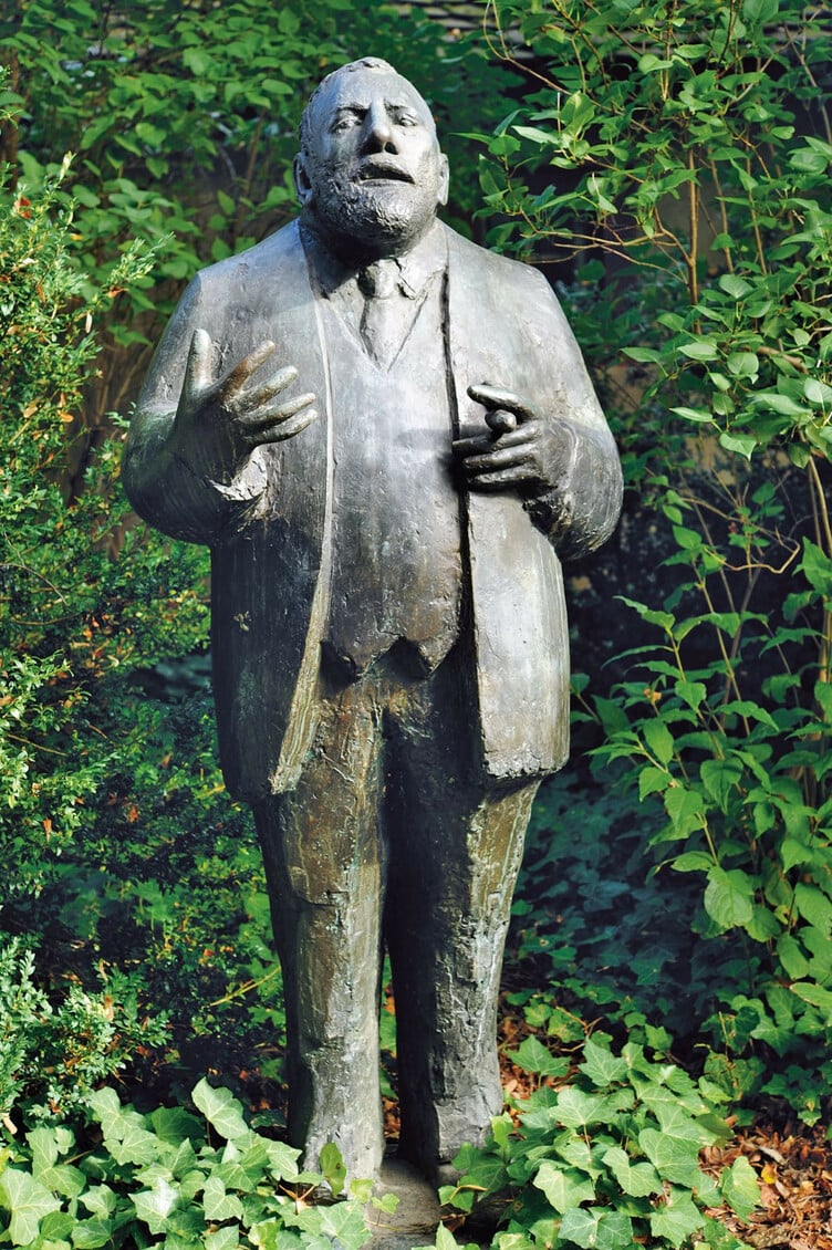 Eine Skulptur des Denkmalpflegers Rudolf Riggenbach Dinge-Dinge von Peter Moilliet auf dem Leonhardskirchplatz Basel.