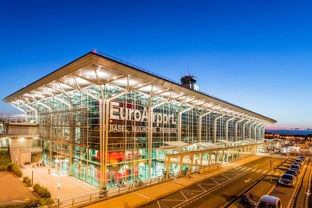 Euroairport EAP beleuchtet, Flughafen Basel-Mulhouse-Freiburg