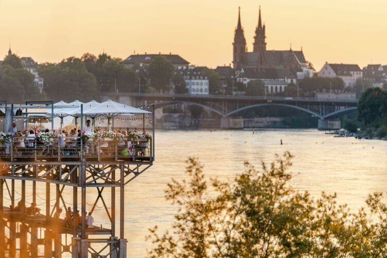 Ausblick auf das Rhin Bleu und Basler Münster im Sommer.