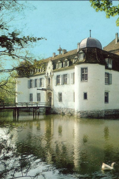 Das Restaurant Schloss Bottmingen in einem Wasserschloss aus dem 13. Jahrhundert.