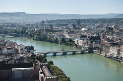 Eine Luftaufnahme des Rheins und der Mittleren Brücke in Basel.