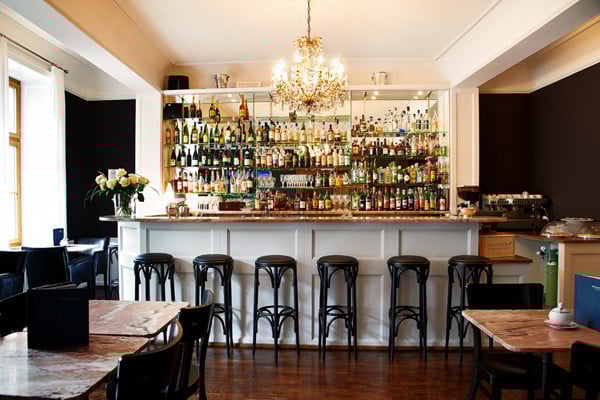 Gutschein Nr. 2: Welcome-Drink in der Teufelhof BarDie extravagante Bar im Gast- und Kulturhaus Teufelhof mit ausgezeichneten Weinen und Cocktails – definitiv ein Insidertipp. 