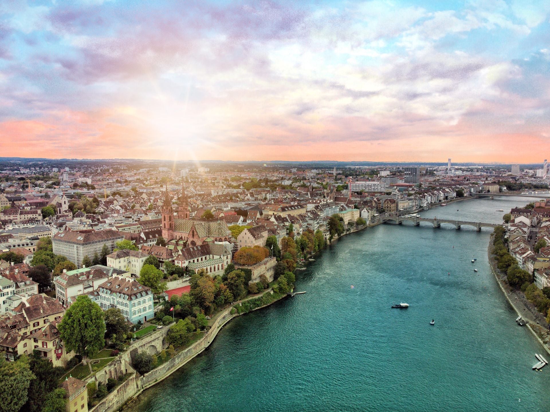 Luftansicht von Basel mit Mittlerer Brücke, Münsterfähre und Basler Münster. //// Aerial view of Basel with Mittlerer Brücke, Münsterfähre and Basler Münster (Cathedral).