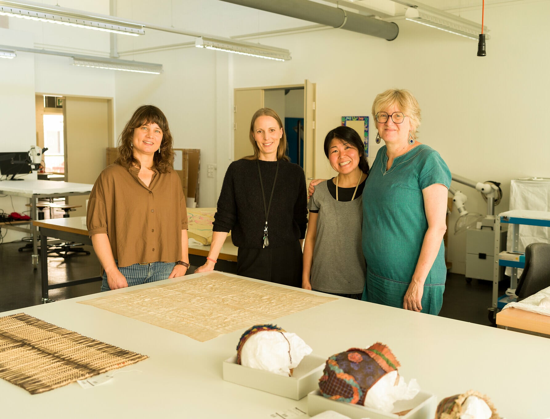 Il team di conservazione e restauro, da sinistra a destra: Viera Kučera, Stephanie Wümmers, Rie Suzuki und Anne-Rose Bringel. © Basel Tourismus, Oz Jacob Tabib