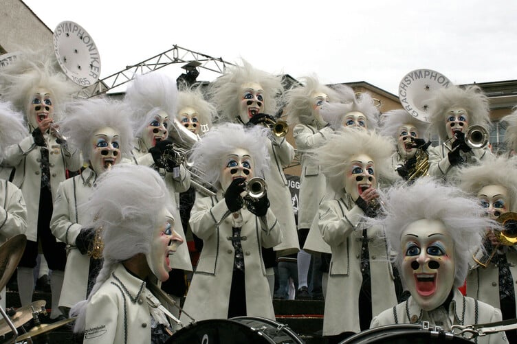 Die Basler Fasnacht beginnt am Montag nach Aschermittwoch um Punkt 4 Uhr morgens und dauert drei Tage. Ein einzigartiges Erlebnis.
  ///  
Basel Carnival (Fasnacht) starts at 4 a.m. in the morning on the Monday after Ash Wednesday, and lasts for three days. An unforgettable experience.