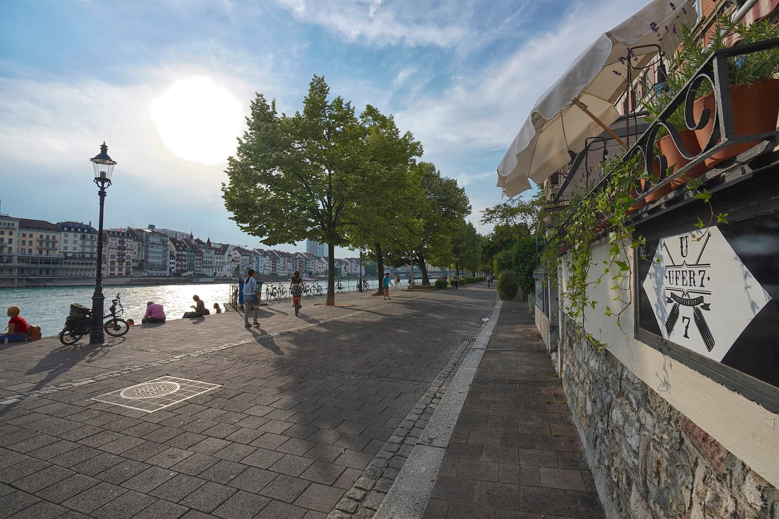 Das Restaurant Ufer7 begeistert mit seiner Lage direkt am Kleinbasler Rheinufer. © Ufer7