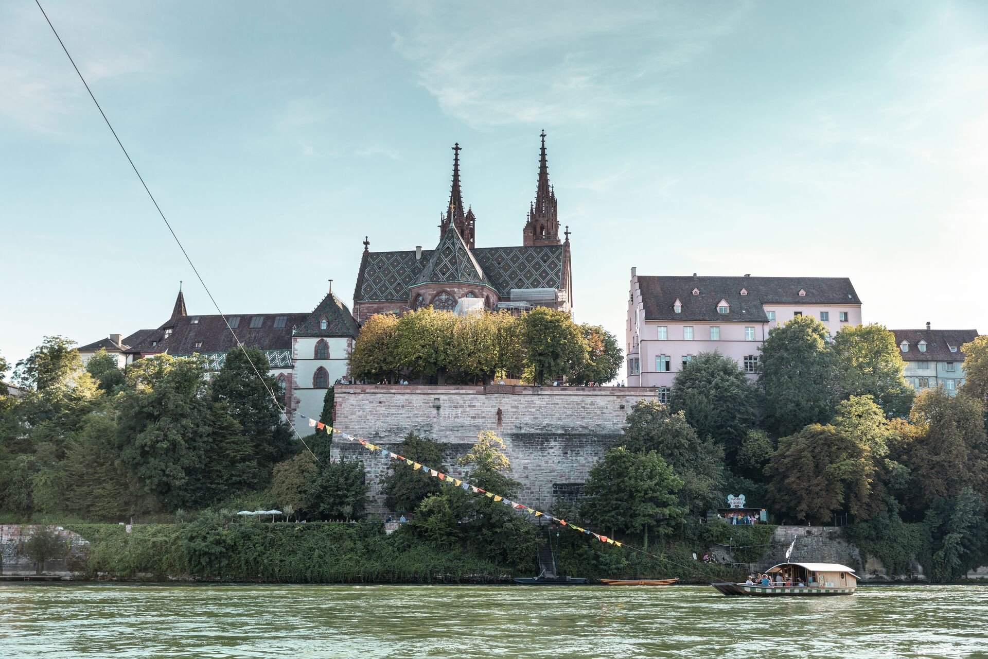 Blick auf das Basler Münster vom Rhein aus.