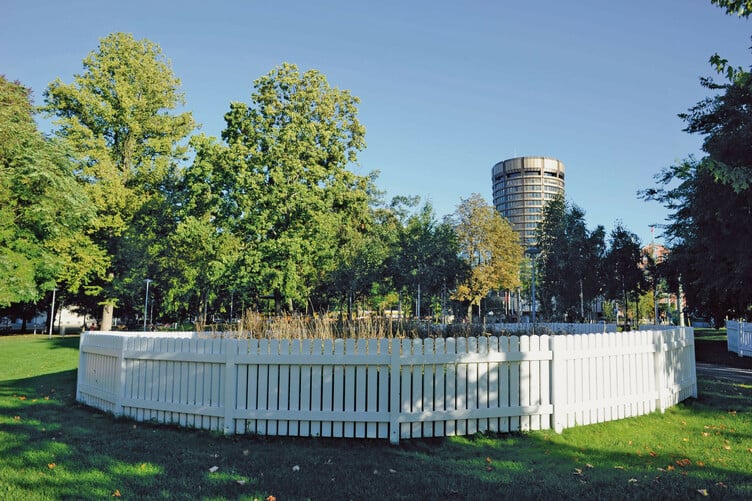 Holzzaun Landler und Polka von Erik Steinbrecher im De-Wette-Park beim Bahnhof SBB in Grossbasel.