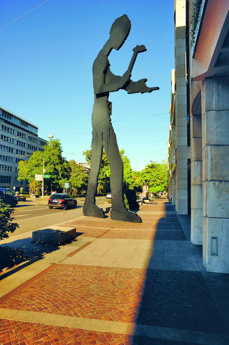 Die Skulptur Hammering Man von Jonathan Borofsky auf dem Aeschenplatz in Grossbasel.