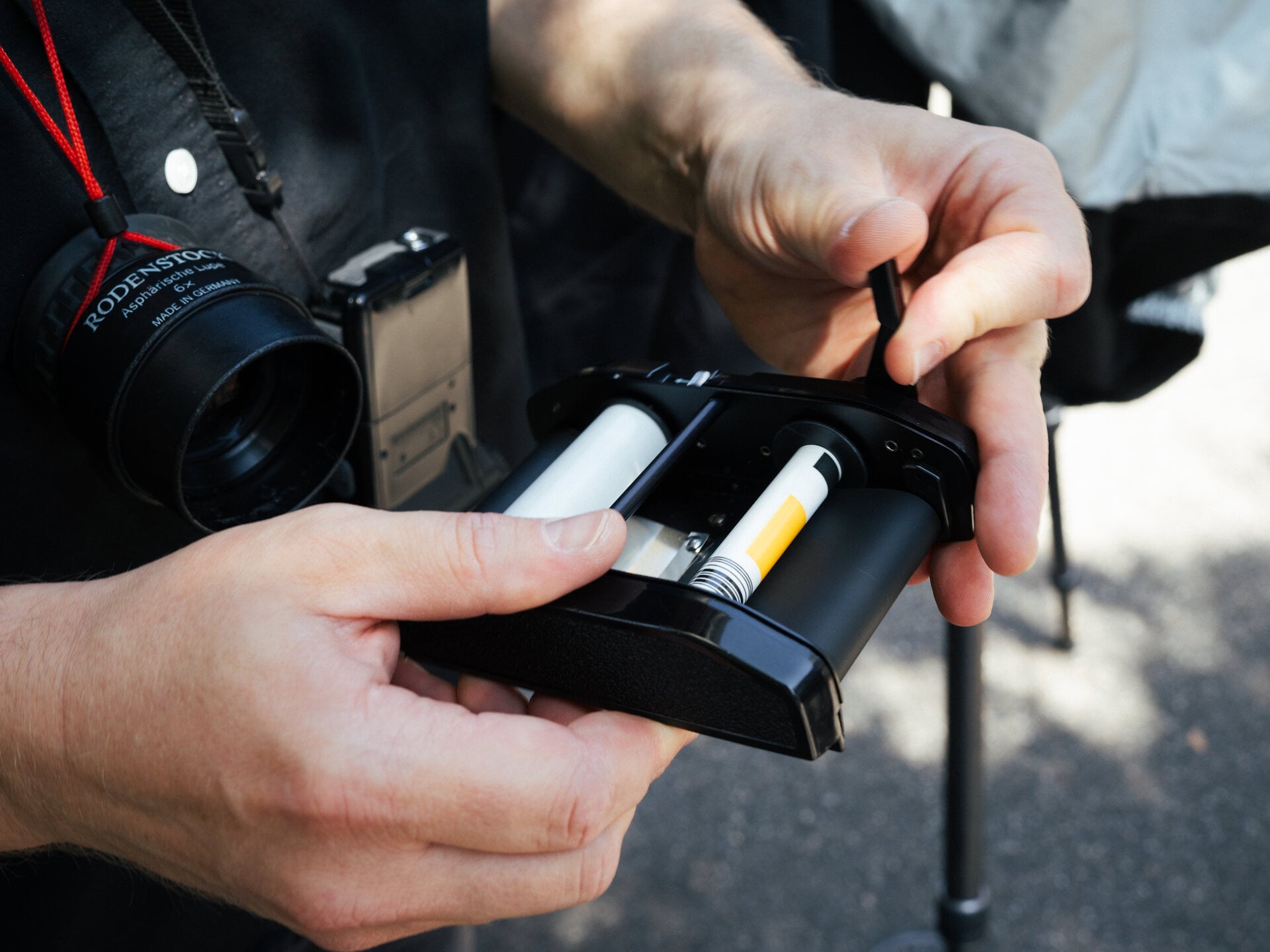 Jeder Film wird von Hand eingelegt. © Basel Tourismus, Oz Jacob Tabib