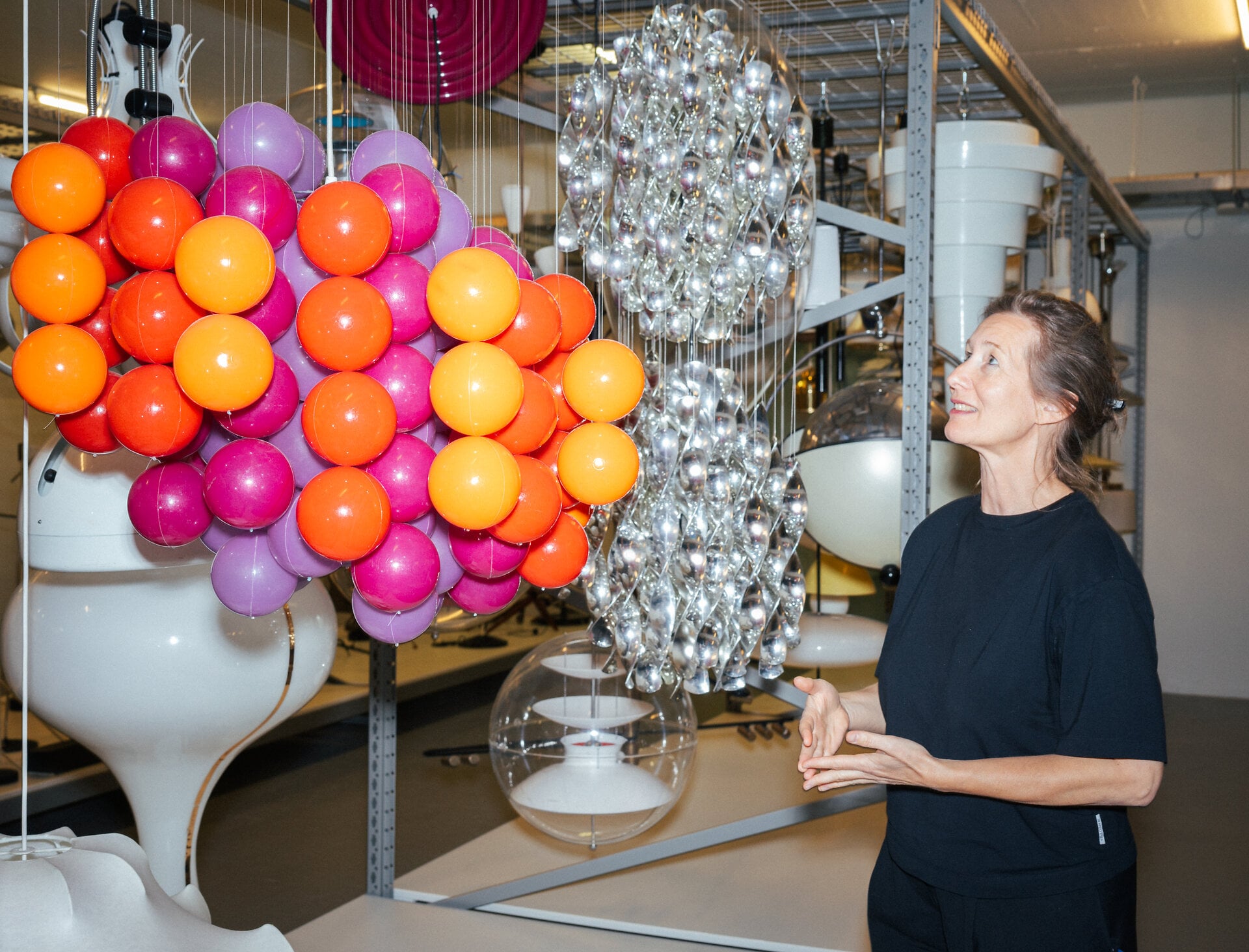 Susanne mit den Werken Verner Pantons. © Basel Tourismus, Oz Jacob Tabib