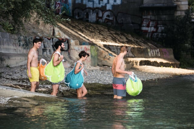 Schweiz. ganz natuerlich.
Basel ist eine der wenigen Orte, in denen man im Fluss mitten durch die Stadt schwimmen kann. Im Sommer zieht der Rhein die ganze Stadt an. Dann packen die Basler und Touristen ihre sieben Sachen in die wasserdichten Wickelfische mit denen sie sich flussabwaerts treiben lassen. 