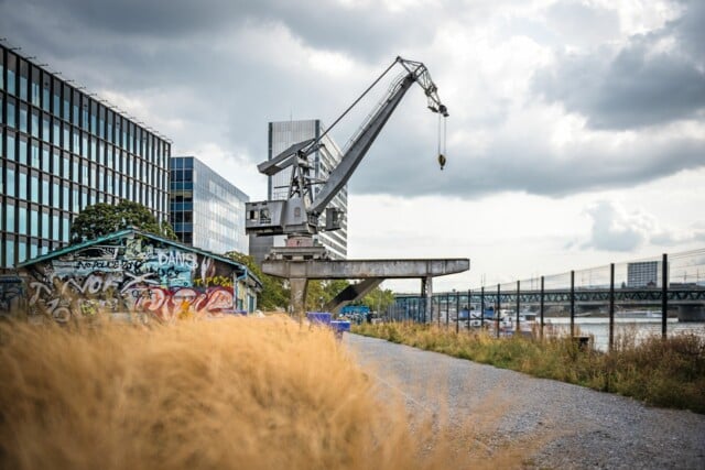 Halt im Hafen-Areal, das ein temporaeres Kultur-Zuhause für Kreative ist. Die Zwischennutzung laesst Platz fuer Experimente.