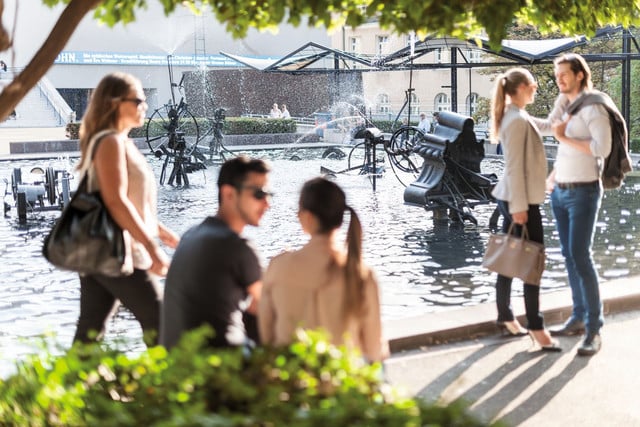 Der Fasnachtsbrunnen von Jean Tinguely auf dem Theaterplatz ist mit seinem fröhlichen Wasserspiel eine der beliebtesten Attraktionen der Stadt.
  ///  
With its playful water dance, the Fasnacht fountain by Jean Tinguely on Theaterplatz is one of the city's most popular attractions.