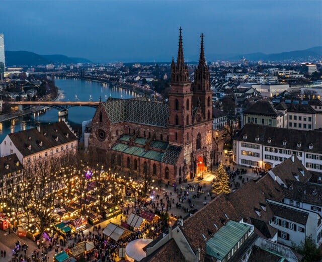 Luftaufnahme vom Weihnachtsmarkt auf dem Muensterplatz in Basel.
Aerial view of the Christmas market on the Muensterplatz in Basel.

Copyright by: Switzerland Tourism - By-Line: swiss-image.ch/Jan Geerk.