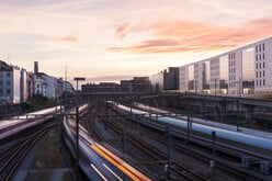 Der Zugverkehr am Abend beim Bahnhof SBB