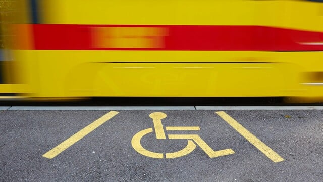 Ein Rollstuhlsymbol am Boden zeigt den stufen- und hindernisfreien Einstieg bei einer Tramhaltestelle an.