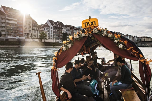 Besucher fahren im Rhytaxi den Rhein hinauf.