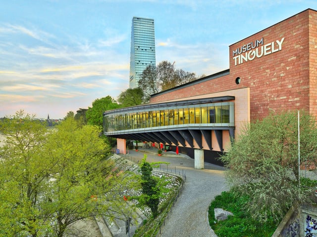 Das Museum Tinguely wurde vom Tessiner Architekten Mario Botta errichtet und zeigt in exzellenter Lage direkt am Rhein die grösste Werksammlung von Jean Tinguely (1925 - 1991). // Museum Tinguely on the Rhine was designed by the Ticino architect Mario Botta and houses the largest collection of works by Jean Tinguely (1925-1991).