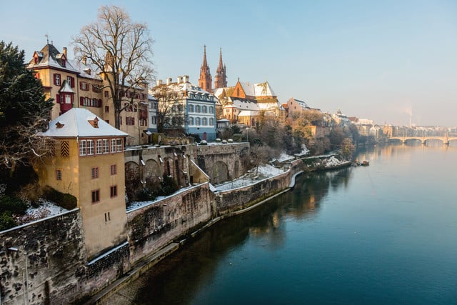 Der Münsterhügel von der Wettsteinbrücke aus.
Schweiz. ganz natuerlich.                                                   Winterliches Rheinufer mit Muenster und Faehre, Basel.Switzerland. get natural. Wintry Rhin with the Minster and the ferry, Basel.Suisse. tout naturellement. Hivernal Rhin avec la cathedrale et le ferry, BaleCopyright by: Switzerland Tourism - By-Line: swiss-image.ch/Jan Geerk