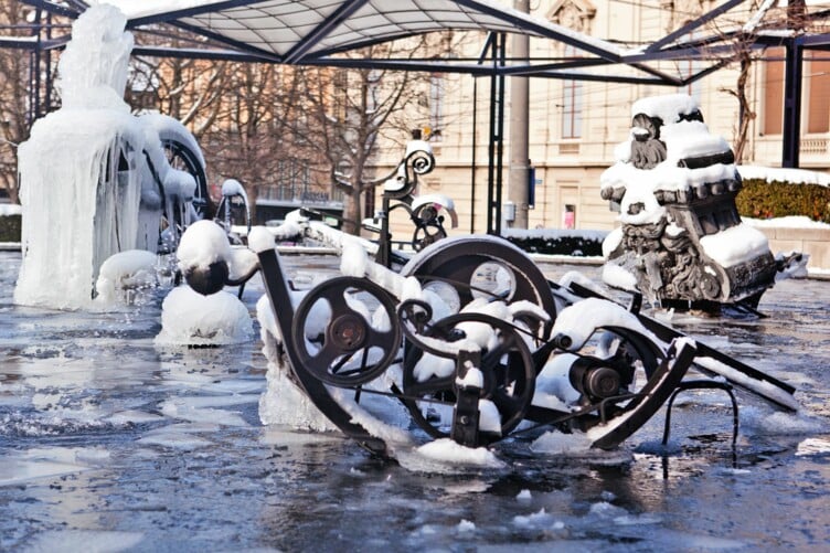 Der Fasnachtsbrunnen von Jean Tinguely auf dem Theaterplatz ist mit seinem fröhlichen Wasserspiel eine der beliebtesten Attraktionen der Stadt. /// With its playful water dance, the Fasnacht fountain by Jean Tinguely on Theaterplatz is one of the city's most popular attractions.