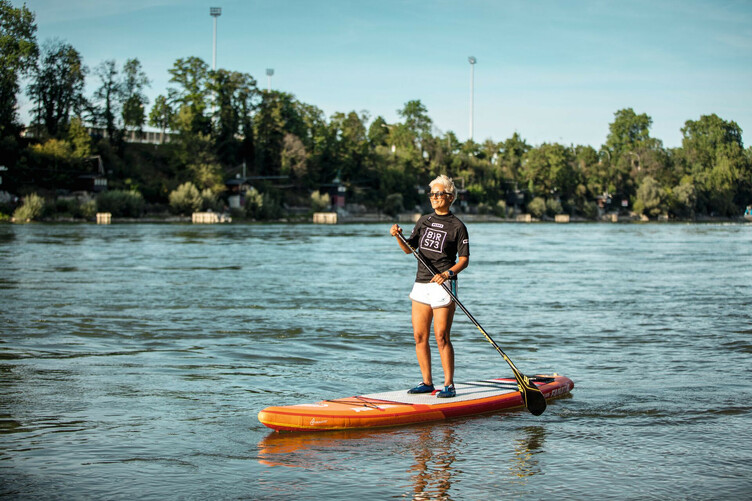 Multimedia-Künstlerin Permi Jhooti beim Stand Up Paddling auf dem Rhein.