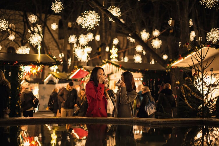 Schweiz. ganz natürlich.                                     Weihnachtsmarkt in Basel, Glühweintrinken auf dem Münsterplatz.                          Switzerland. get natural.                                      Christmas market in Basel, drinking mulled wine on the Münsterplatz.
Suisse. tout naturellement. 
Marche de Noel a Bale, boire vin chaud sur le Münsterplatz.