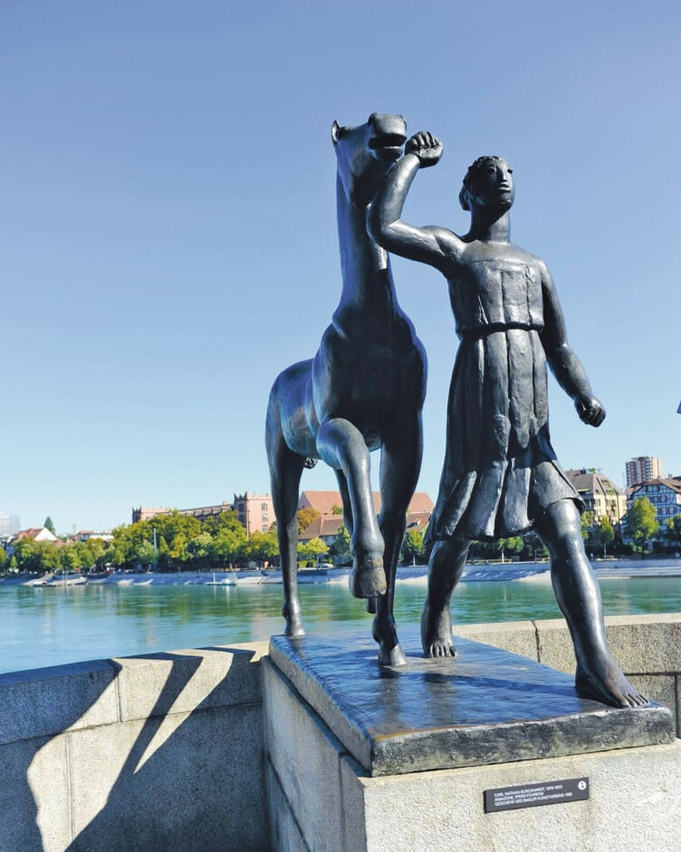 Die Skulptur Amazone, Pferd führend, von Carl Burckhardt an der Mittleren Brücke in Grossbasel.