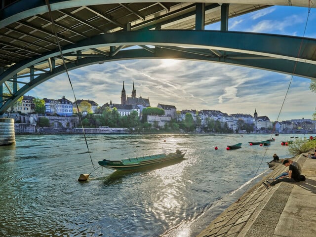 Rheinpanorama Aufnahme am Nachmittag vom Oberen Rheinweg aus, unter der Wettsteinbrücke. Zentral ist der Weidling 'Fischerin' zu sehen, dahinter das Basler Münster.