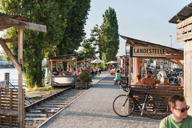 Das Freiluft Restaurant Landestelle am Hafen bietet im Sommer die ideale Gelegenheit den Abend bei einem kühlen Getränk ausklingen zu lassen.
  ///  
In summer, the Landestelle open-air restaurant at the port is an ideal place to round out the evening over a cool drink.