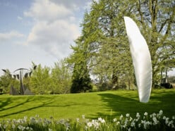 DER PARK DER FONDATION BEYELER IM FRÜHLING
Ellsworth Kelly, White Curves, 2001, und Alexander Calder, The Tree, 1966 
© Ellsworth Kelly; Calder Foundation, New York
Foto: Mark Niedermann