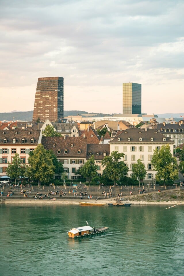 Foto von der Fähre wie sie bei Sonnenuntergang über den Rehin fährt. Im Hintergrund Kleinbasel.