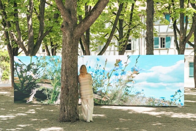 Die Künstlerin Sophie Lardon schaut eine Artinstallation (LED-Leinwand circa 5m x 2m) auf dem Münsterplatz an.