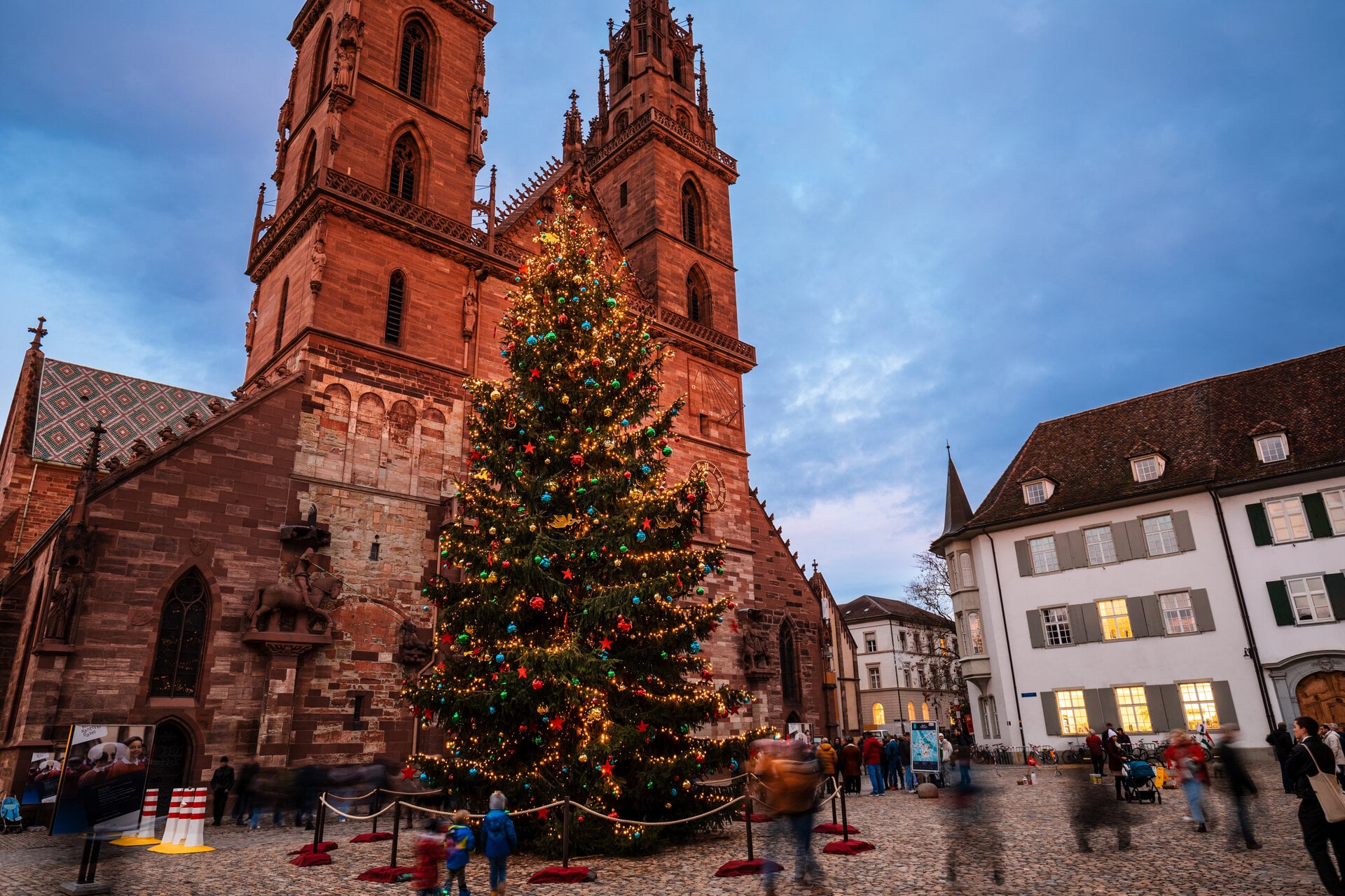 Uno scenario impressionante: l’albero di Natale davanti al Duomo di Basilea. © Präsidialdepartement Kanton Basel-Stadt, Bettina Matthiessen