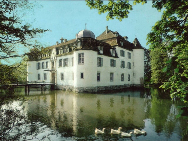 Das Restaurant Schloss Bottmingen in einem Wasserschloss aus dem 13. Jahrhundert.