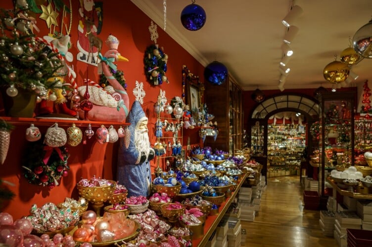 Das legendäre Weihnachtsbaumschmuckgeschäft von Johann Wanner in der Altstadt von Basel.