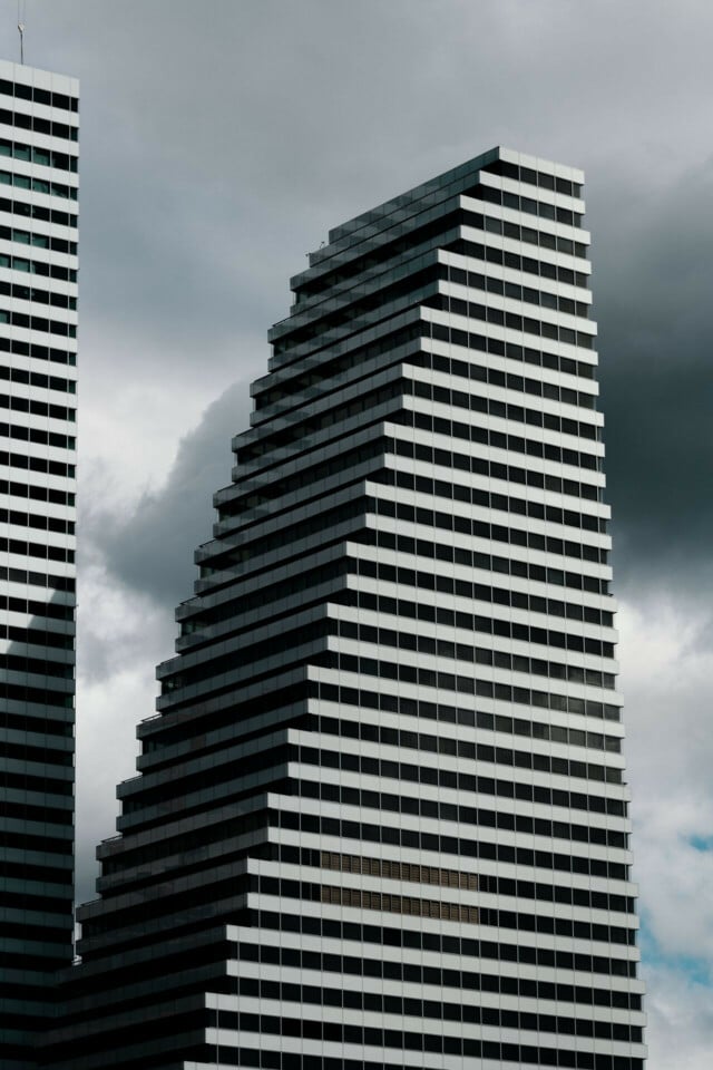 Die Roche-Türme in Basel ragen in den Wolkenhimmel