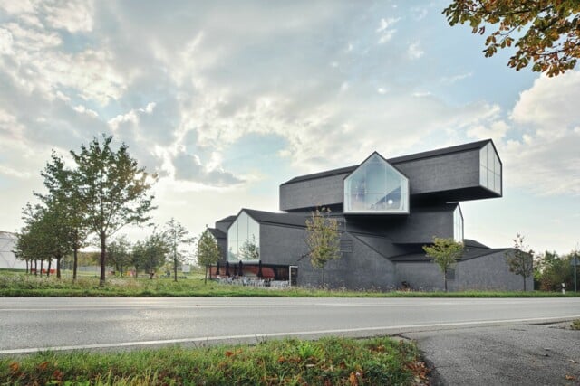 Das VitraHaus, gebaut von Herzog & de Meuron, ist der Flagshipstore von Vitra und das Zuhause der Vitra Home Collection, mit einem Showroom auf vier Etagen, Café und Shop. /// The VitraHaus by the architects Herzog & de Meuron houses the Vitra Home Collection with a four-storey showroom, café and shop.
