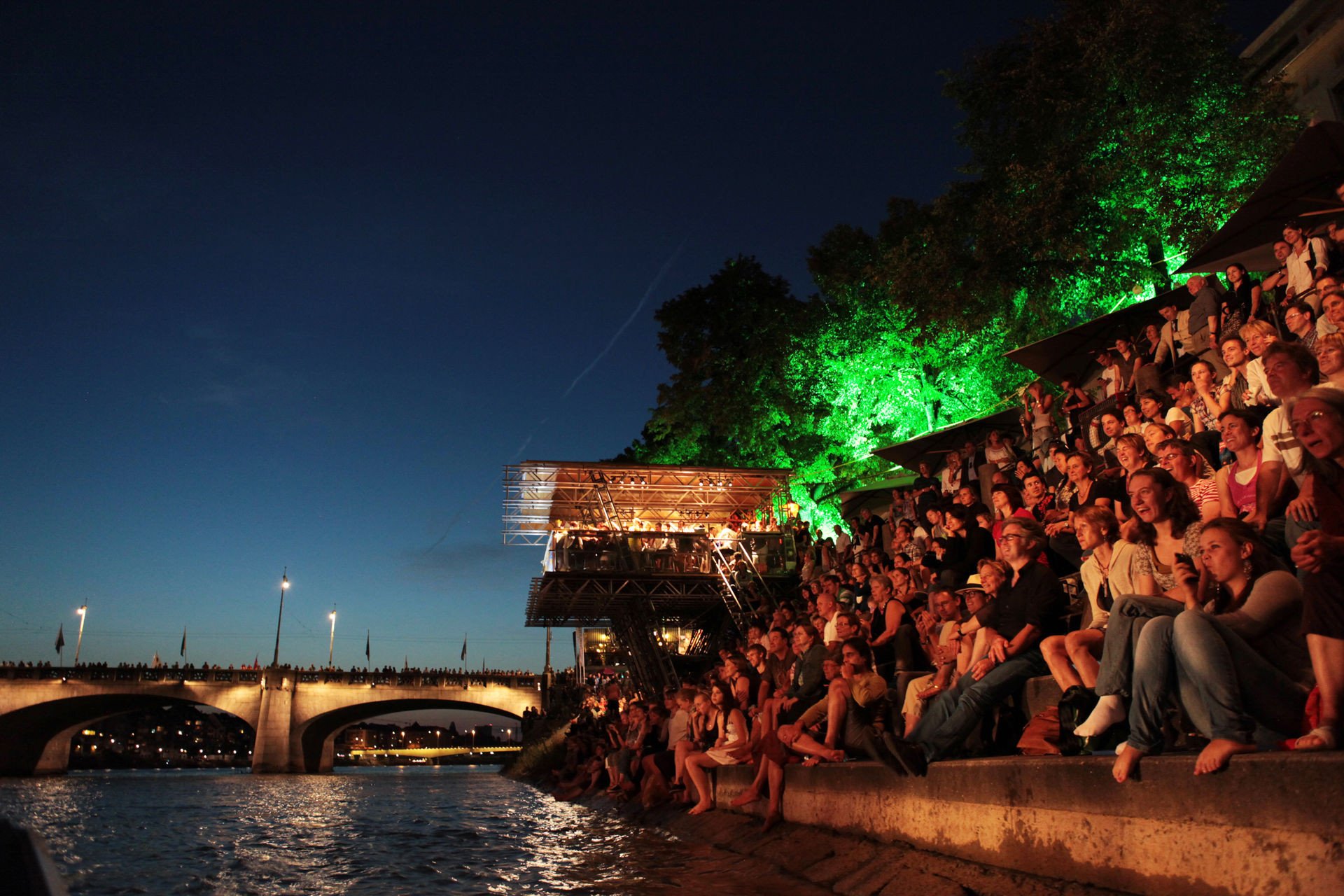 Das Kulturfloss Im Fluss.