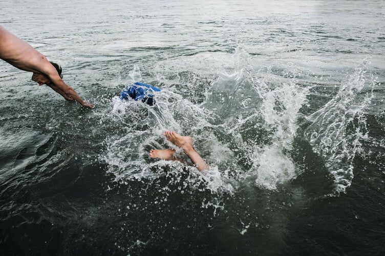 Schweiz. ganz natuerlich.
Basel ist eine der wenigen Orte, in denen man im Fluss mitten durch die Stadt schwimmen kann. Im Sommer zieht der Rhein die ganze Stadt an. Dann packen die Basler und Touristen ihre sieben Sachen in die wasserdichten Wickelfische mit denen sie sich flussabwaerts treiben lassen.