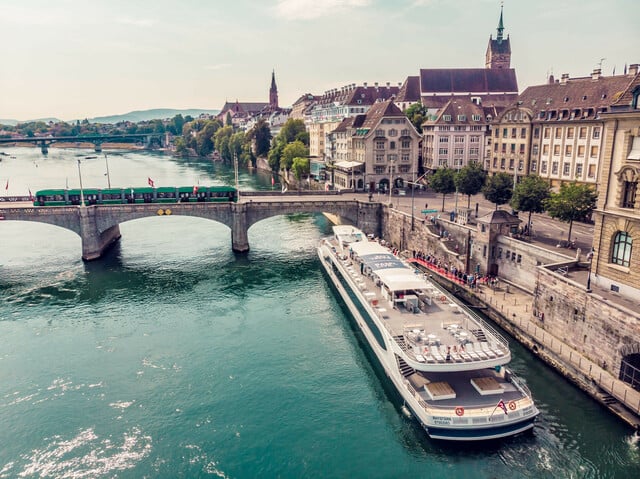 Das Personenschiff der Basler Personenschifffahrt (BPG)  bietet neben Schleusenfahrten auch romantische Rhein-Erlebnisse am Abend – Dinner und Sonnenuntergang inklusive. 