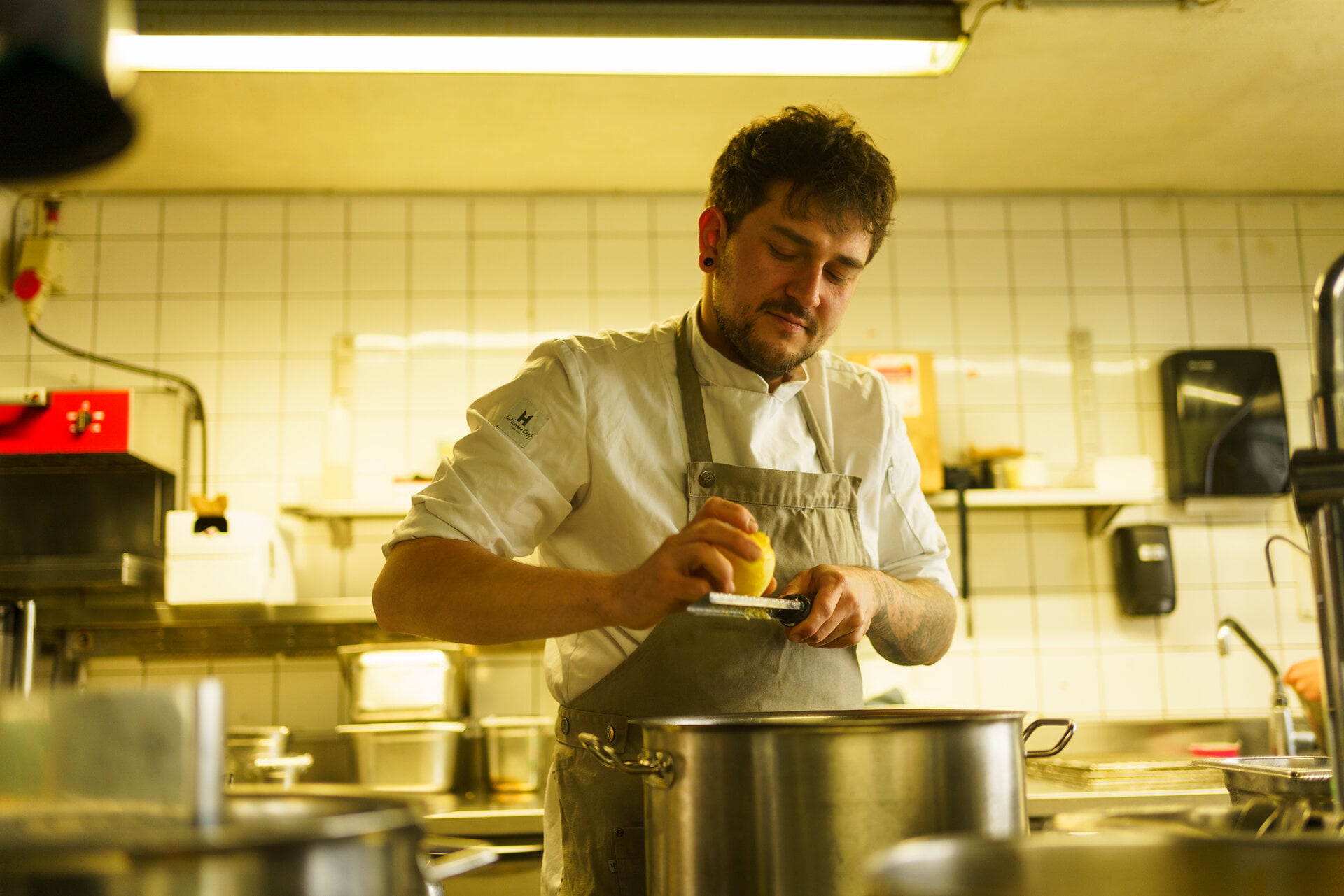 Cyrill Baumann bei seiner Arbeit als Chefkoch. © Basel Tourismus, Oz Jacob Tabib